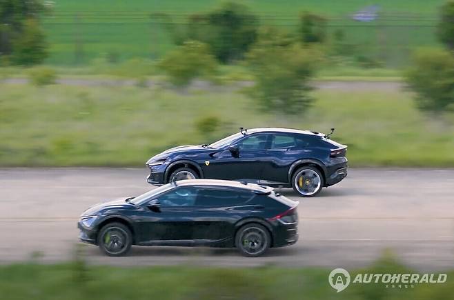 기아 EV6 GT가 페라리 푸로산게(Purosangue)를 상대로 벌인 드래그 레이스에서 압도적인 승리를 거둬 화제가 됐다. (카와우 유튜브 캡처)