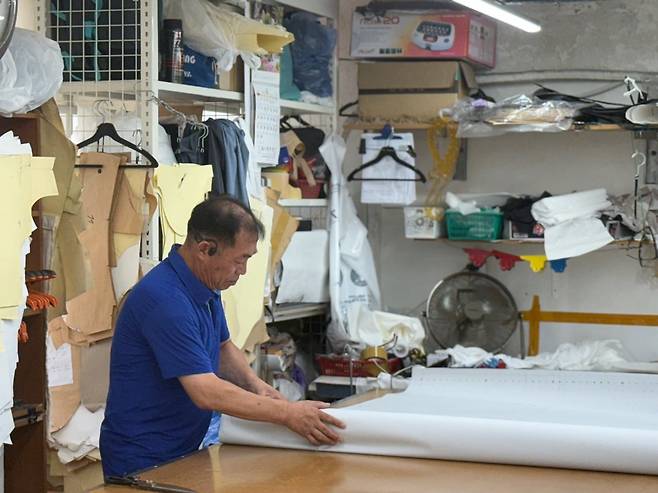 지난달 21일 서울 중구 신당동 봉제공장에서 17년째 작업 중인 김용회(61) 씨. 그는 “의류는 처음부터 끝까지 사람 손으로 만드는 일”이라며 “기계론 곡선도 못 박는다”고 했다. 그러면서 “다 중국·베트남으로 넘어가고, 여기 하나도 안 남으면 어쩌나… 그게 제일 겁난다”고 했다. /구아모 기자