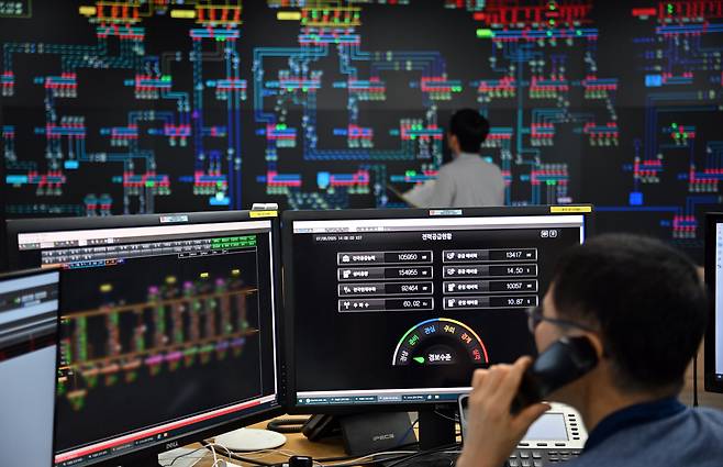 전력 수급 상황 실시간 체크 - 8일 경기 수원시 영통구 한국전력공사 경기본부에서 직원들이 전력 수급 상황을 실시간으로 체크하고 있다. 8일 서울 낮 기온이 영상 37.1도를 기록하는 등 연일 이상 고온이 계속되는 가운데, 지난 7일 국내 최대 전력 수요가 93.37GW(기가와트)를 기록, 역대 7월 중 최고치를 기록했다. 폭염이 이어질 전망이라 전력 수요가 더 늘어날 것이란 우려도 나온다. /연합뉴스