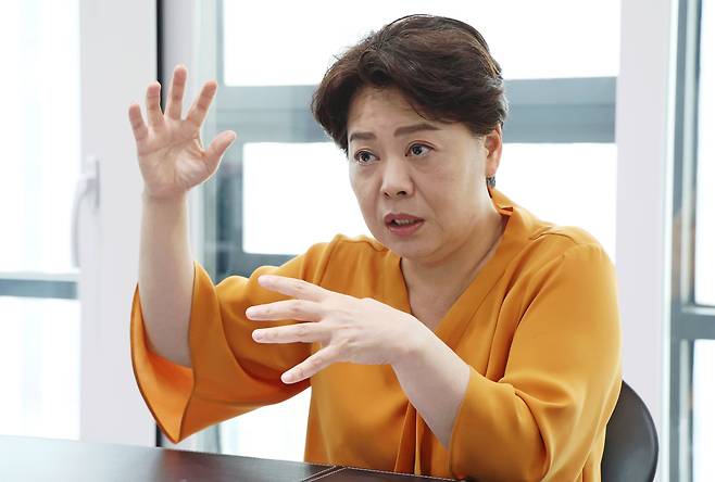 국민의힘 윤희숙 여의도연구원장이 4일 서울 여의도 당사에서 본지와 인터뷰를 갖고 당 혁신과 관련 이야기를 하고 있다.  /남강호 기자