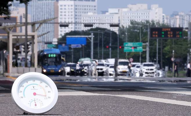 서울 기온이 37.1도까지 오르면서 근대적인 기상관측을 시작한 이래 7월 상순 기온으론 역대 최고치를 기록한 8일 서울 영등포구 여의도 일대 뜨겁게 달궈진 아스팔트 위로 아지랑이가 피어오르고 있다. /뉴스1