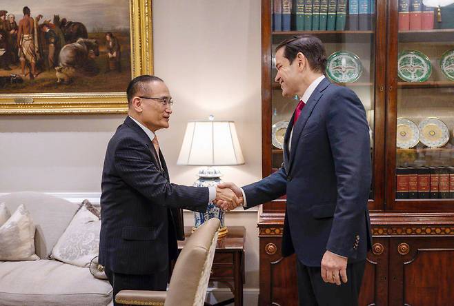 위성락 국가안보실장과 마르코 루비오 미국 국무장관 겸 국가안보보좌관이 7일(현지 시간) 미국 워싱턴 D.C.에서 한미 안보실장 협의에 앞서 악수하고 있다. /대통령실