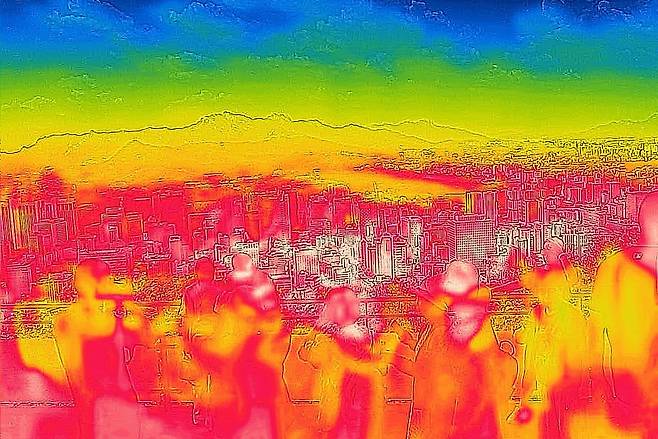 9일 서울 남산에서 도심을 열화상카메라로 촬영한 모습. 온도가 높을수록 붉은색으로 보인다. /연합뉴스