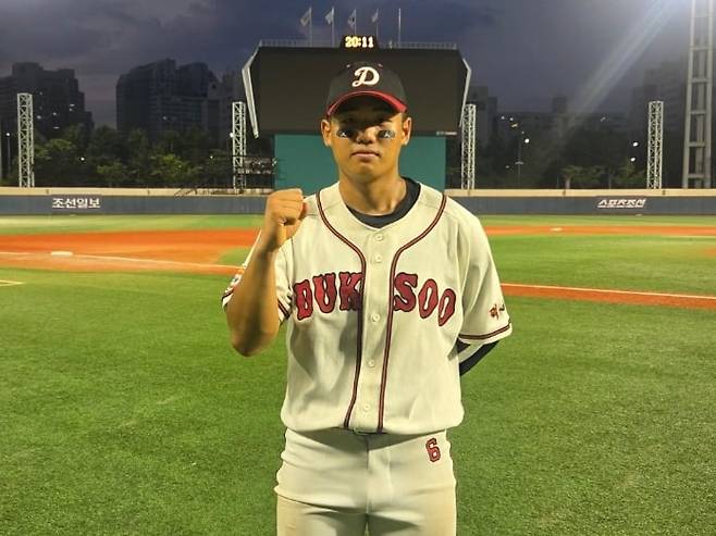 9일 서울 목동야구장에서 열린 80회 청룡기 8강전에서 마산용마고 상대로 유격수와 투수로 맹활약한 덕수고 2학년 엄준상./배준용 기자