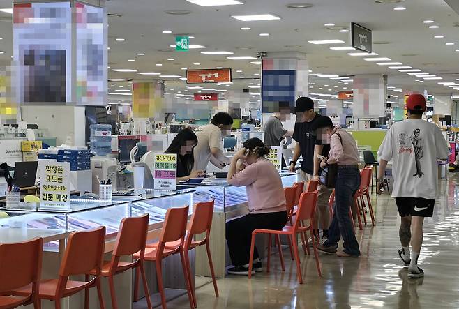 지난 7일 오후 서울 신도림 테크노마트 9층 휴대전화 유통 상가./정두용 기자