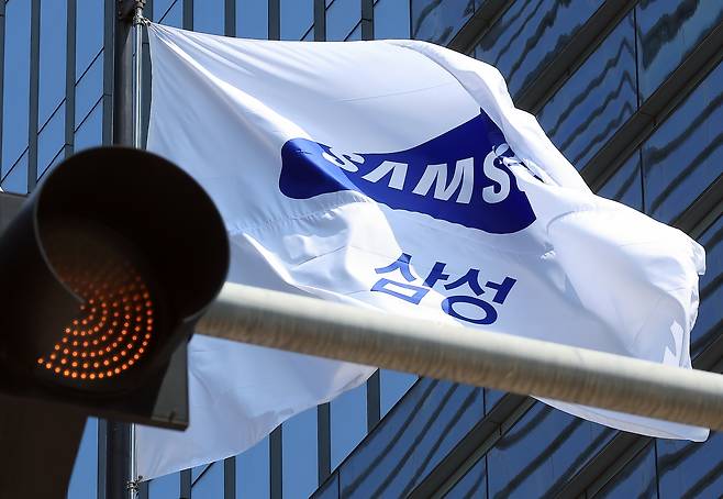 지난 8일 서울 서초구 삼성전자 서초사옥에 삼성 깃발이 바람에 휘날리고 있다. /뉴스1