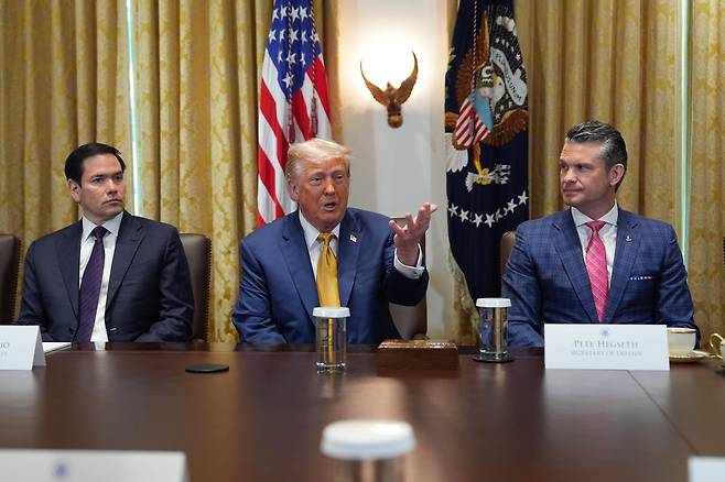 도널드 트럼프 대통령(가운데)이 2025년 7월 8일 화요일 워싱턴 백악관에서 열린 내각 회의에서 마르코 루비오 국무장관(왼쪽), 피트 헤그세스 국방장관(오른쪽)과 함께 포즈를 취하고 있다. /연합뉴스