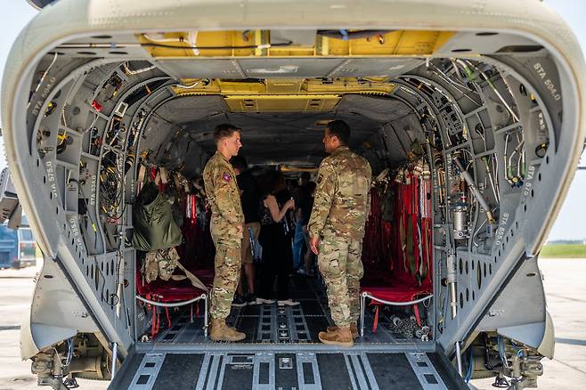 2025년 6월 12일 미국 메릴랜드주 앤드루스 공동기지에서 열린 미 육군 창설 250주년 기념 퍼레이드를 앞두고 보잉 CH-47 치누크 내부에서 승무원들이 이야기를 나누고 있다. /연합뉴스