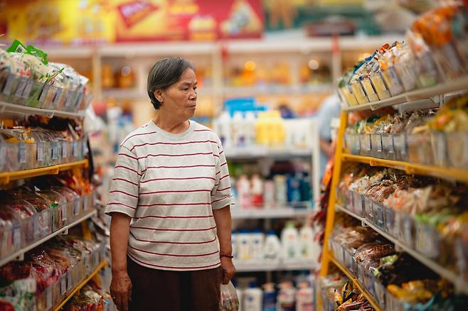 6월 9일 중국 상하이의 식료품점에서 한 여성이 매대를 둘러보고 있다. /EPA연합뉴스