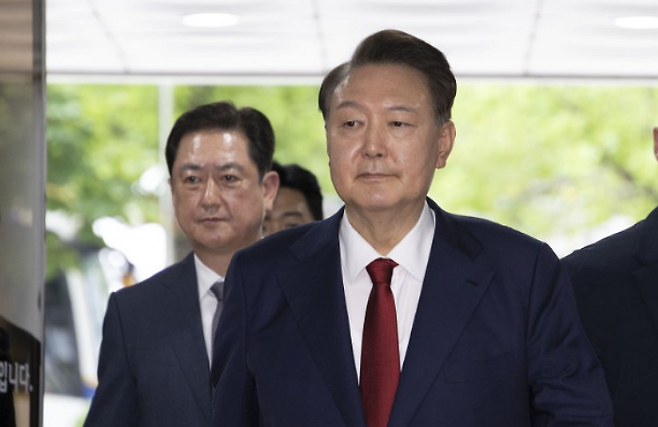 윤석열 전 대통령이 9일 서울 서초구 서울중앙지방법원에서 열린 구속 전 피의자심문(영장실질심사)을 받기 위해 출석하고 있다.ⓒ뉴시스