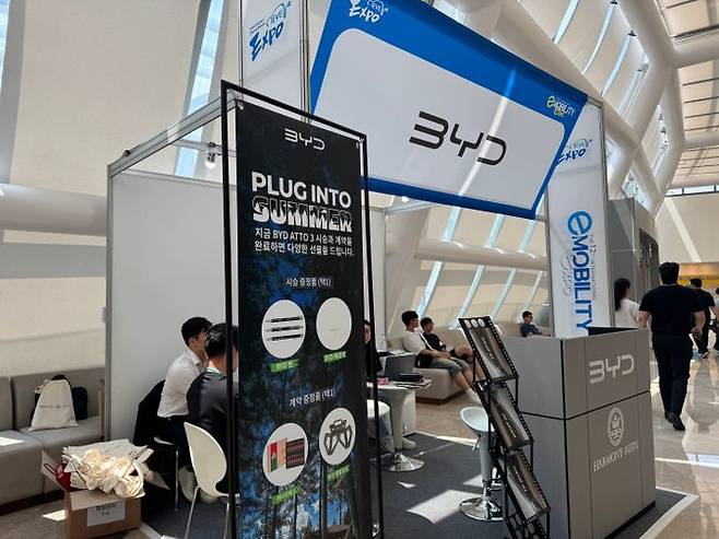 ‘제12회 국제 e-모빌리티엑스포(IEVE 2025)에 참가한 BYD의 계약 부스 ⓒ데일리안 편은지 기자