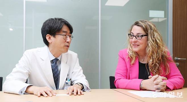 희귀질환 말단비대증 치료 환경에 대해 이야기 나누고 있는 구철룡 세브란스병원 내분비내과 교수(왼쪽)와 엘레나 발라시 유럽내분비학회 희귀질환 위원장 교수. 신원건 기자 laputa@donga.com