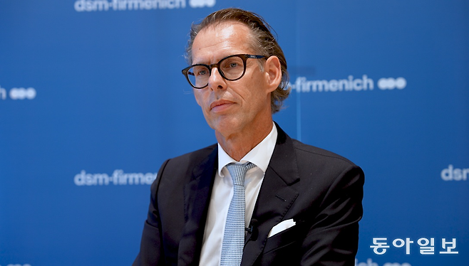 다국적 기업인 디에스엠퍼메니쉬 최고경영자(CEO) 디미트리 드 브리즈는 본보와의 인터뷰에서 “한국은 건강과 뷰티에서 세계적으로 주목받는 나라가 됐다”며 “한국을 전략적으로 중요한 시장으로 인식하고 있다. 한국에서 검증된 제품은 다른 시장에서도 경쟁력을 가질 가능성이 높다”고 말했다. 이진한 의학전문기자·의사 likeday@donga.com