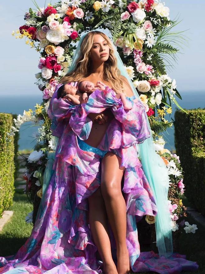 보티첼리 작품을 패러디한 것 같은 비욘세의 출산 후 사진. 사진 출처 비욘세 인스타그램