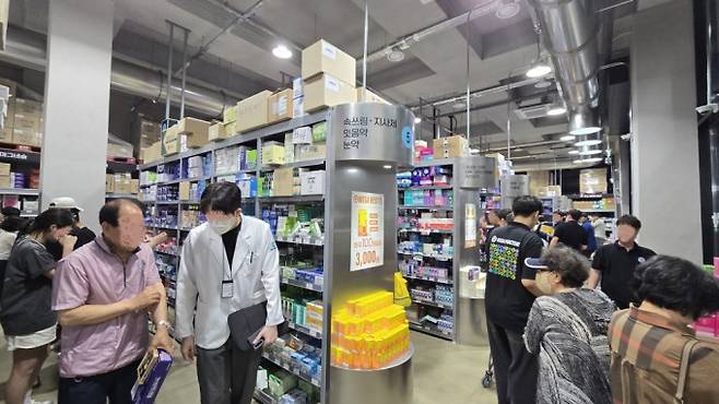 메가팩토리약국에서 근무하는 약사가 소비자에게 약 설명 및 복약 지도를 하고 있다. 문세영 기자.