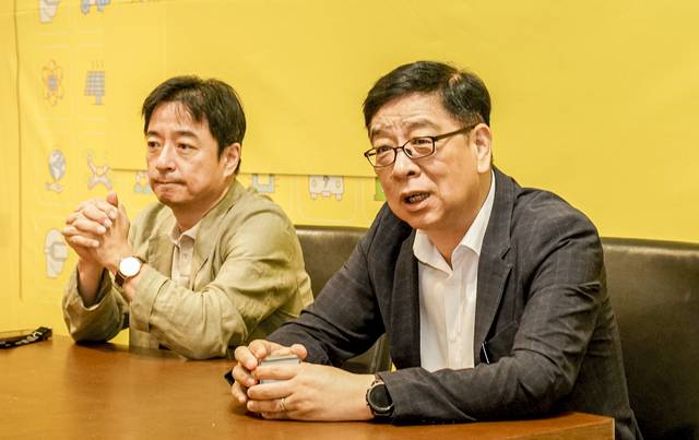 최영석(왼쪽) 원주한라대 미래모빌리티공학과 교수와 이광범 전 자동차안전연구원(KATRI) 부원장이 9일 제주신화월드에서 열린 한국자동차기자협회 주관 간담회에서 전기차 화재에 대한 견해를 말하고 있다. 한국자동차기자협회 제공