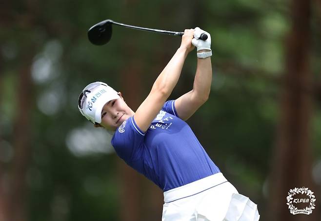 고지우가 지난달 29일 맥콜 모나 용평 오픈에서 호쾌한 티샷을 날리고 있다. KLPGA 제공