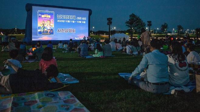 순천만 국가정원 오천그린광장에서 열린 '님도영화제 시즌1 순천' 사전상영회 모습. 전남도 제공