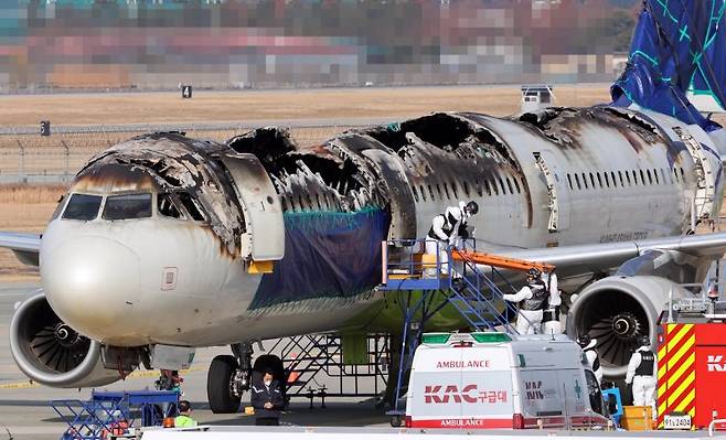 국토교통부 항공철도사고조사위원회와 프랑스 항공사고조사위원회, 부산경찰청, 부산소방재난본부, 국립과학수사연구원 등이 지난 2월 부산 강서구 김해국제공항 에어부산 항공기 화재현장에서 합동감식을 하고 있다. 뉴시스