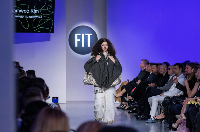 지난해 FIT(패션공과대학교) 졸업 당시 디자이너 김남우씨의 작품을 한 모델이 입고 런웨이를 하고 있다.