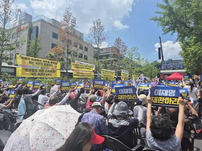 9일 오후 서울 서초구 서울중앙지법 인근에서 윤석열 전 대통령 지지자들이 구속영장 기각 촉구 집회를 열고 있다. 사진=장유하 기자