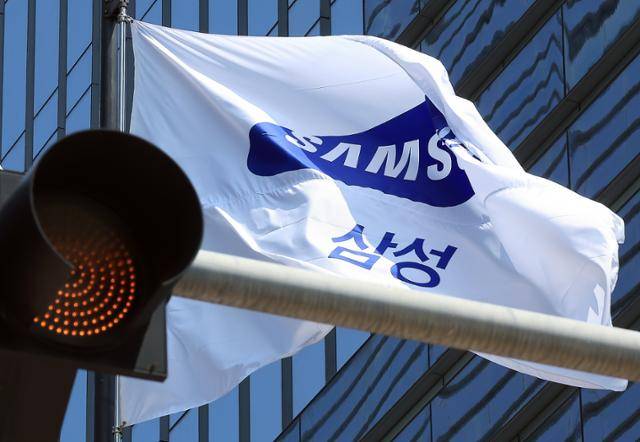 8일 서울 서초구 삼성전자 서초사옥에 삼성 깃발이 바람에 휘날리고 있다. 뉴스1