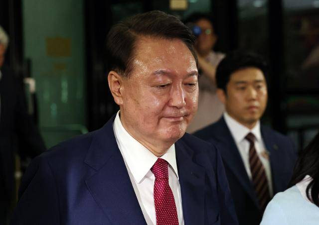 윤석열 전 대통령이 5일 서울 서초구 서울고검에서 내란 특별검사팀의 2차 조사를 받은 뒤 청사를 나서고 있다. 뉴스1