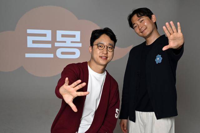 이희용(왼쪽) 김보형 르몽 공동대표가 서울 세종로 한국일보사에서 인터뷰를 하며 자영업자를 위한 AI 비서 서비스 '댓글몽'에 대해 설명하고 있다. 박시몬 기자