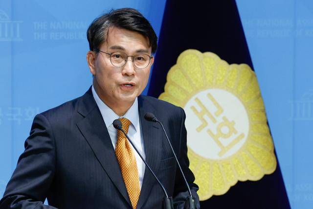 윤상현 국민의힘 의원이 5월 서울 여의도 국회 소통관에서 대선 승리를 위한 반명개헌연대 대통합이 필요하다며 기자회견을 하고 있다. 뉴스1