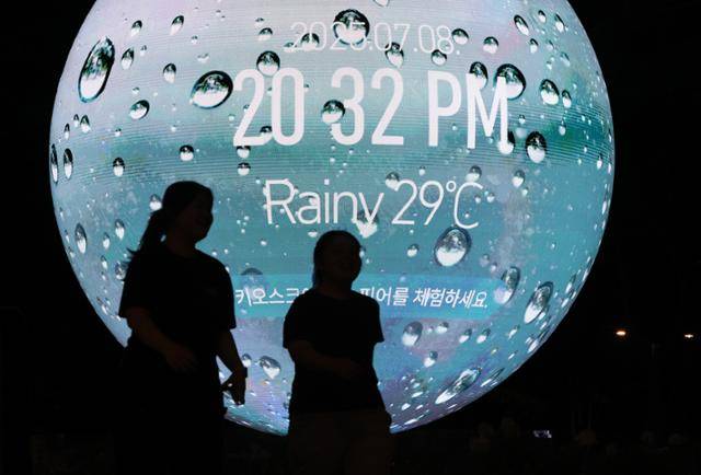 서울에 연일 열대야 현상이 나타난 8일 송파구 한 조형물에 기온이 29도로 표시되어 있다. 뉴시스