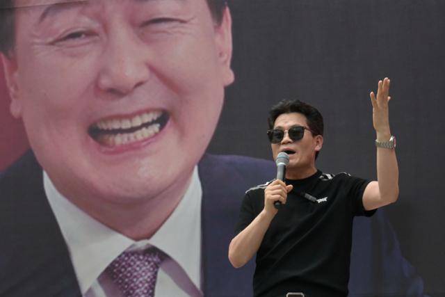 9일 서울 서초구 중앙지법 인근에서 신자유연대 등이 주최한 '영장 기각 촉구' 집회에서 전한길 강사가 발언하고 있다. 강예진 기자