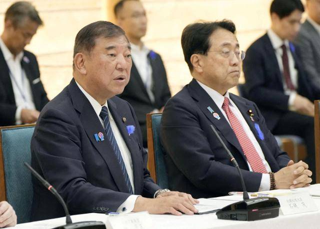 이시바 시게루(왼쪽) 일본 총리가 8일 도쿄 총리 관저에서 열린 '미국 관세 조치 관련 종합대책본부 회의'에서 발언하고 있다. 오른쪽은 일본 측 관세 협상 장관인 아카자와 료세이 경제재생담당장관. 도쿄=교도 로이터 연합뉴스