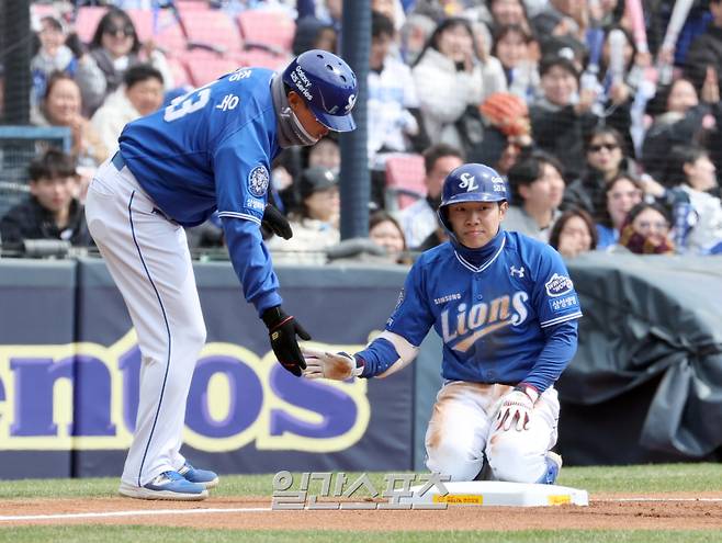 30일 오후 잠실야구장에서 열린 2025 프로야구 삼성과 두산 경기. 삼성 김지찬이 1회 선두타자로 나와 2루타와 우익수 포구실책을 묶어 3루에 진루하고있다. 잠실=정시종 기자 capa@edaily.co.kr /2025.03.30.