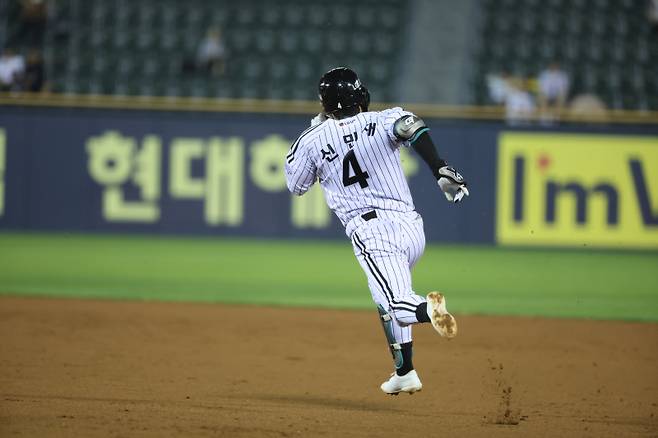 LG 신민재가 8일 잠실 키움전에서 빠른 발을 활용해 2루타를 만들어내고 있다. 사진=구단 제공