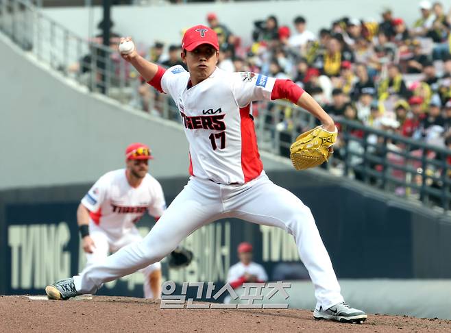 23일 오후 광주 기아챔피언스필드에서 열린 2025 프로야구 NC 다이노스와 KIA 타이거즈 경기. KIA 투수 임기영이 6회 선발 양현종에 이어 등판 역투하고 있다. 광주=정시종 기자 /2025.03.23.