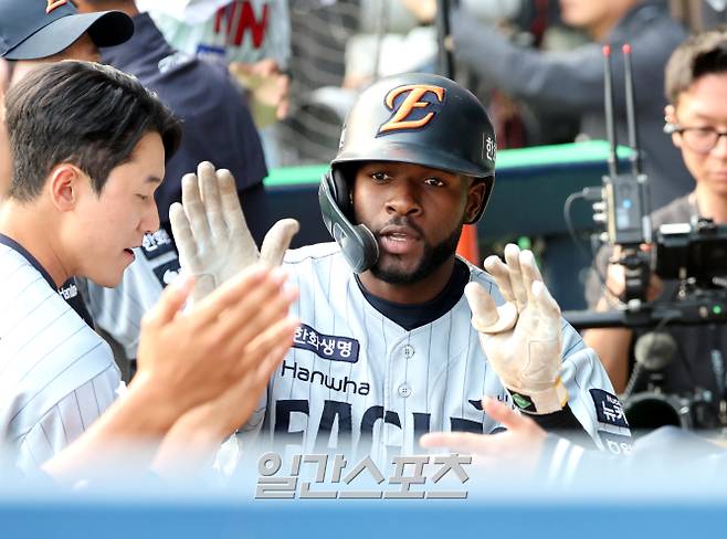 2025 KB0리그 프로야구 LG 트윈스와 한화 이글스의 경기가 28일 오후 서울 잠실야구장에서 열렸다. 1회초 무사 선두타자 플로리얼이 솔로홈런을 치고 홈인해 동료들의 축하를 받고 있다. 잠실=김민규 기자 /2025.05.28/