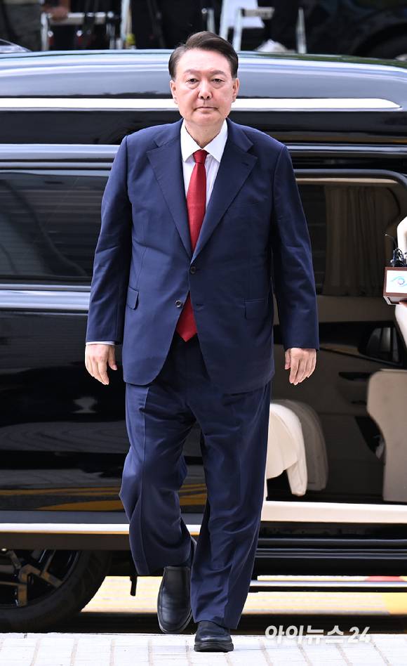 12·3 비상계엄과 관련해 특검의 수사를 받는 윤석열 전 대통령이 두 번째 영장실질심사를 받기 위해 9일 오후 서울 서초구 중앙지법으로 출석하고 있다. [사진=사진공동취재단]