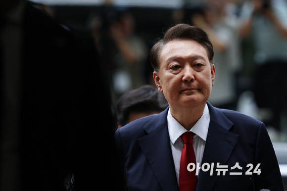 12·3 비상계엄과 관련해 특검의 수사를 받는 윤석열 전 대통령이 두 번째 구속 전 피의자 심문(영장실질심사)을 받기 위해 9일 오후 서울 서초구 중앙지법으로 출석하고 있다. [사진=사진공동취재단]