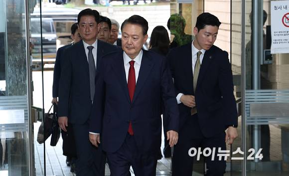 12·3 비상계엄과 관련해 특검의 수사를 받는 윤석열 전 대통령이 두 번째 구속 전 피의자 심문(영장실질심사)을 받기 위해 9일 오후 서울 서초구 중앙지법으로 출석하고 있다. [사진=사진공동취재단]