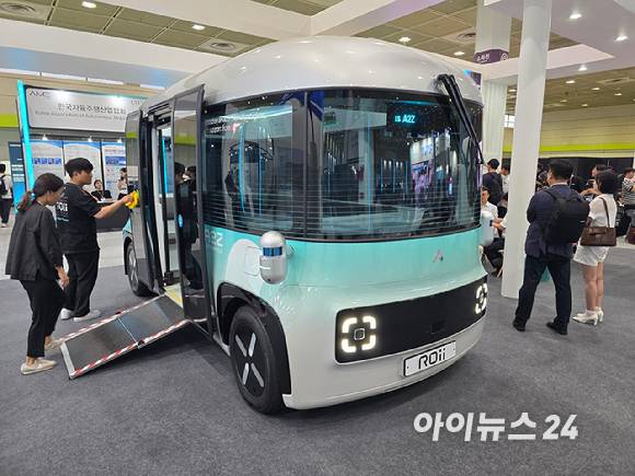 '2025 자율주행모빌리티산업전(AME 2025)'에 전시된 오토모티브 에이투지(AtoZ)의 '레벨4' 로보셔틀 로이(Roii). [사진=김종성 기자]