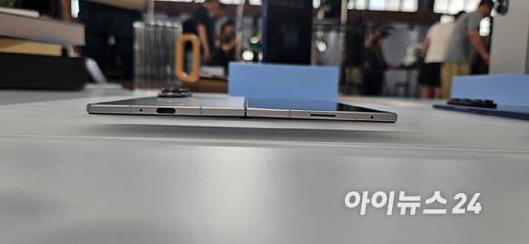 9일(현지시간) 미국 뉴욕 브루클린에 자리한 듀갈 그린하우스에서 열린 갤럭시 언팩에서 '갤럭시Z 폴드7'를 살펴보는 모습. 갤럭시Z 폴드7의 측면 두께는 4.2㎜. [사진=박지은 기자]