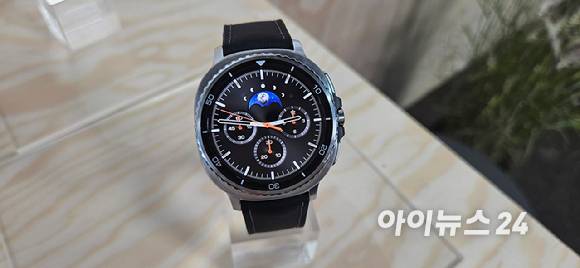 삼성전자가 9일(현지시간) 공개한 갤럭시 워치8 클래식 모델. [사진=박지은 기자]