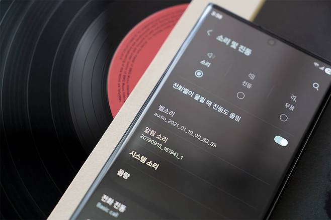 갤럭시 스마트폰의 설정 - 소리 및 진동 항목에서 벨소리 등을 바꿀 수 있다 / 출처=IT동아