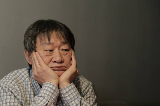 고(故) 김민기 학전 대표 의 1주기를 맞아 1971년 발매된 그의 1집 앨범(아래 사진)이 54년 만에 LP로 재발매된다. [중앙포토, 사진 매니아디비 홈페이지]