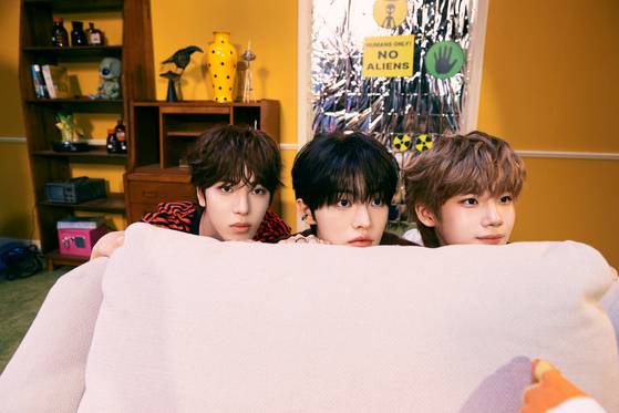 멤버 송승호, 전민욱 켄신이 귀여운 포즈로 유닛 촬영을 했다. 사진 언코어