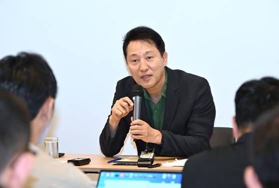 오세훈 서울시장이 지난 5일(현지시간) 밀라노의 한 호텔에서 열린 동행 기자 간담회에서 발언하고 있다. 사진 서울시 제공