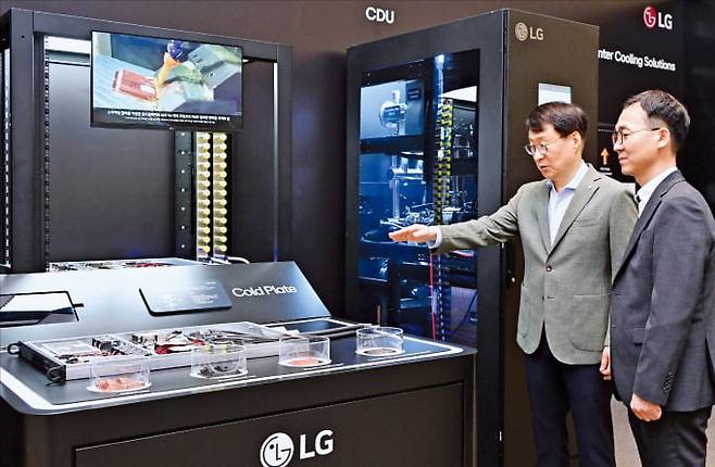 이재성 LG전자 ES사업본부장(부사장·왼쪽)이 8일 서울 마곡동 LG사이언스파크에서 열린 기자간담회에서 인공지능(AI) 데이터센터에 들어가는 액체 냉각 솔루션을 소개하고 있다.  LG전자 제공