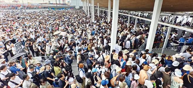 지난달 25일 일본 오사카·간사이 엑스포 동쪽 게이트가 입장객으로 붐비고 있다. 엑스포 입장객은 최근 1000만 명을 넘어섰다.  니혼게이자이신문 제공