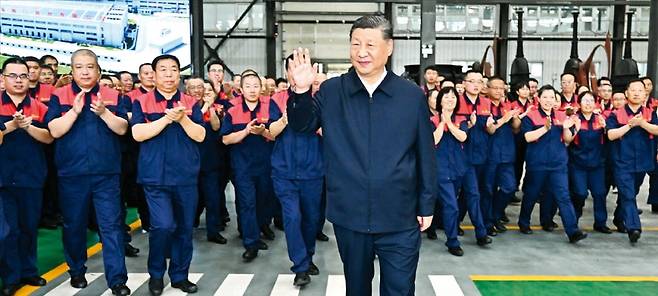 < ‘권력 이상설’ 속 공장 찾은 習 > 시진핑 중국 국가주석이 지난 7일 북부 산시성 양취안에 있는 산업용 밸브 제조업체 양취안파먼을 둘러본 뒤 직원들과 인사를 나누고 있다. 시 주석은 이후 이 지역에 있는 항일전쟁기념관을 방문했다. ‘실각설’이 제기되는 가운데 건재를 과시한 것으로 분석된다.   신화연합뉴스