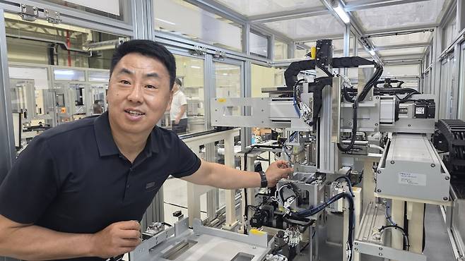 정봉진 케이엔에스 대표가 유연생산설비를 설명하고 있다. 사진=케이엔에스 제공